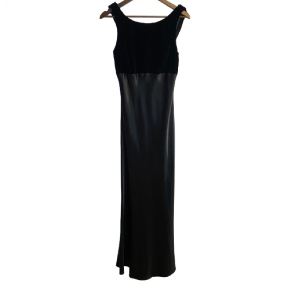 Elegant Vintage Black Velvet and Satin Sleeveless Evening Gown Prom Dress Goth